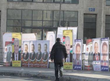 القبض على ممزقي لوحات إنتخابية في إربد