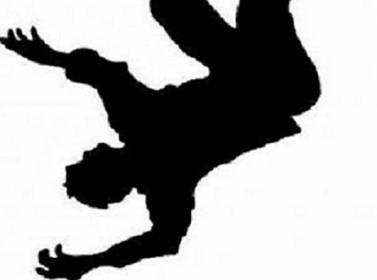 نزيف دماغي اثر سقوط شاب أثناء محاولته إيصال أجوبة لطالبة توجيهي بالسلط