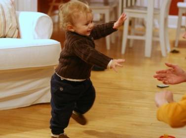 إربد: أب يقتل طفلته لقصورها عن تعلم المشي