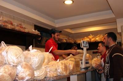 تهافت على المخابز والطلب يرتفع 100