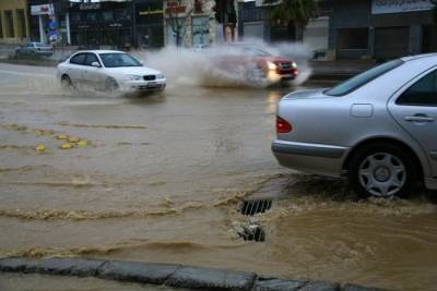 منزل يغرق بالمياه منذ أمس والجهات المعنية لاتبدي إهتمامها