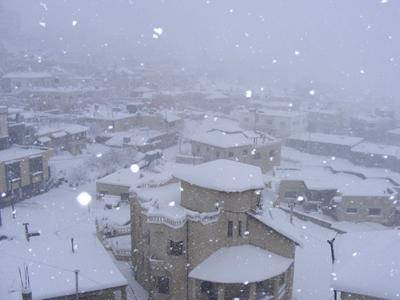 تساقط كثيف للثلوج على العاصمة والسلط وطرق فرعية مغلقة