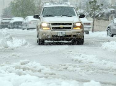 تساقط كثيف للثلوج على عمان الغربية والطرق سالكة بصعوبة