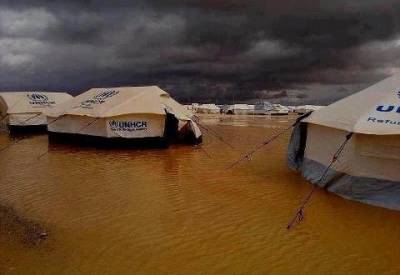 اللاجئون السوريون مابين “إعصار وضحة و تايتنك الزعتري” ومطالب تدعو بترحيلهم للمدن فيما نقل المتضررين للكرافانات السعودية