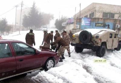 الثلج يعزل ملايين الأردنيين في منازلهم: الجيش يتدخل للإنقاذ ولجان للمساعدة شكلها الأخوان والحراك