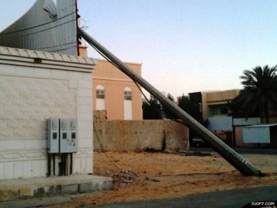 الكهرباء الأردنية تستبدل محولات وتضخ مياهاً من عمارات لإعادة التيار