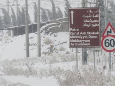 إخلاء نحو 200 مواطن تقطعت بهم السبل في الطفيلة