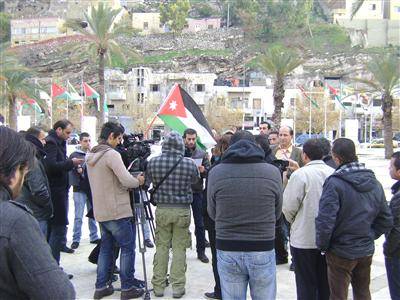 غرقتونا بفسادكم شعار وقفة احتجاجية أمام أمانة عمان