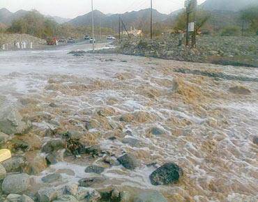 انقاذ 4 مواطنين داهمتهم السيول قرب الكرك