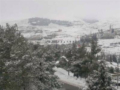 أجواء شديدة البرودة وجليد على الجبال