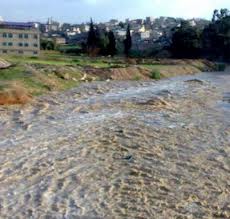 من اثار المنخفض..تضرر بعض المحلات في الزرقاء(فيديو)