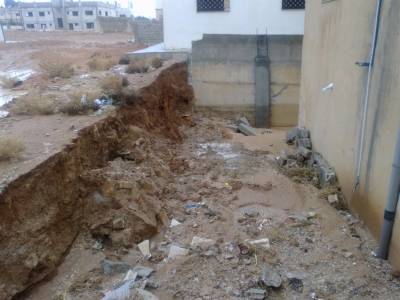 بالصور .. خطأ فادح للأمانة يهدم اسوار منزل مواطن في عمان