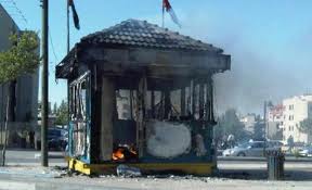 محتجون يغلقون طريق عمان مأدبا الشرقي بالإطارات وإحراق كشك للشرطة