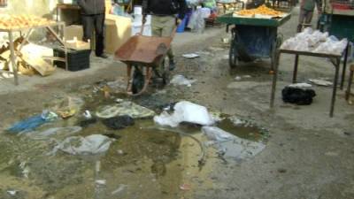 فيضان المجاري في سوق الخضار بإربد (صور وفيديو)