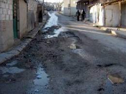 المياه العادمة تنغص حياة سكان مخيم إربد