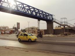 الطفيلة..وفاة طفلة سقطت من بين يدي والدتها عن جسر