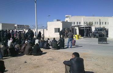 متعطلو معان يعتصمون امام المخابرات مهددين بتعطيل الانتخابات