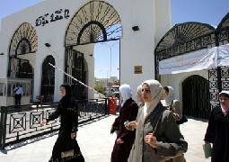 مشاجرة بأيدي ناعمة .. موظفة مكتبة تضرب اثنين من اعضاء هيئة التدريس في جامعة مؤتة !