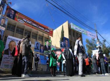 الزرقاء: مراكز خالية من الناخبين وأخرى مكتظة