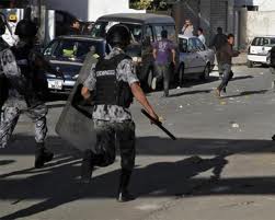 إيقاف الاقتراع في احد مراكز ناعور وتحطيم سيارتي شرطة