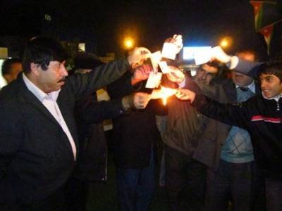 الكرك : مواطنون يحرقون بطاقاتهم الانتخابية في المزار الجنوبي