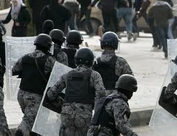 المئات يهاجمون مركز اقتراع بلدة صرفا في الكرك ويعبثون بمحتوياته