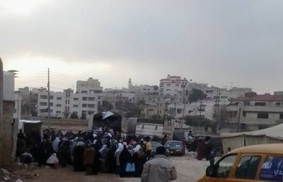 مترشح يوزع موادا تموينية على ناخبين (صور)