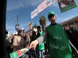 أطفال يجدون بمقار انتخابية فرصة للحصول على ما يسد رمقهم