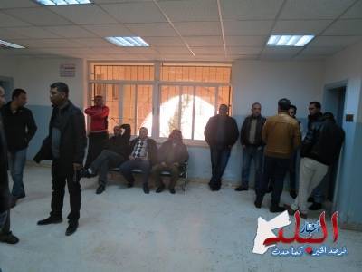 بالصور .. العشرات من محبي غازي عليان يتجمعون في مستشفى التوتنجي وضابط يتحدى مدير السجن ويمنع الصحافيين من الدخول