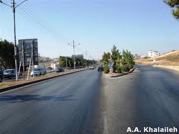 انصار مرشح مادباوي يقومون بإغلاق طريق مادبا بالإطارات المشتعلة ويطلقون الرصاص ويقولون أن النتائج مزورة