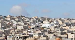 غاضبون ينتمون إلى المرشح الشوح يغلقون شارع اربد الرئيسي ويشعلون الإطارات في مخيم عزمي المفتي