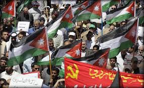 إغلاق طرق وحرق إطارات واعتداءات على مقار رسمية في عمان والمحافظات