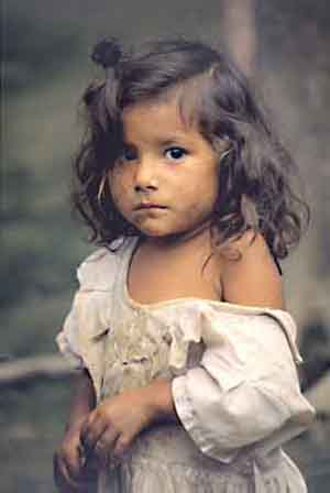 اطفال متسولون بين عجلات السيارات وتنمية الزرقاء خارج التغطية