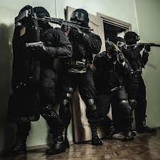 الشرطة الخاصة وأمن وسط عمان .. اليات وترسانة عسكرية وجحافل عناصر أمنية للقبض على شخصين مطلوبين !!