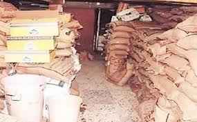 تحويل مالك مستودع ييحتوي على مواد منتهية الصلاحية وارز معفن