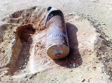 الأمطار تكشف عن قذيفة مدفعية قديمة في الطفيلة