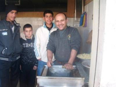 مطعم يبيع الساندويتش بـشلن في الزرقاء