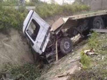 تدهور شاحنتين واصطدام إحداهما بـ7 مركبات