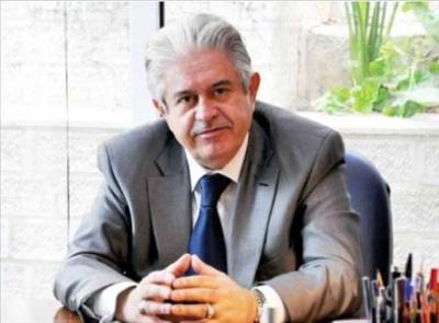 رئيس سلطة العقبة يعتدي على ممتلكات احد المطاعم بتكسير صحونه