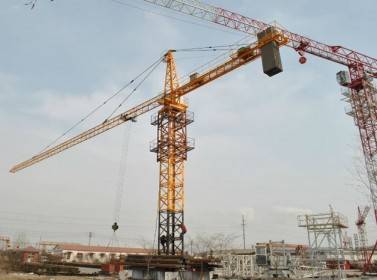 إصابة عاملين بإصابات خطيرة إثر سقوطهما عن رافعة إنشائية