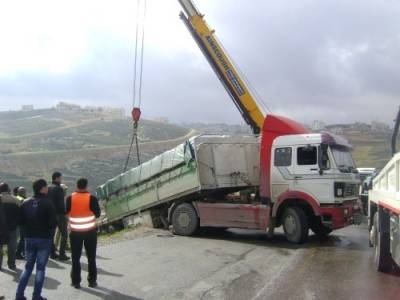 تدهور شاحنة معبأة بمياه معدنية دون اصابات.. صور