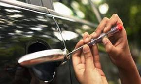 القبض على شخصين متخصصين بسرقة السيارات في الرصيفة