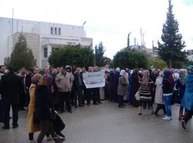 موظفو كليتي الحصن وإربد الجامعيتين يواصلون اعتصامهم