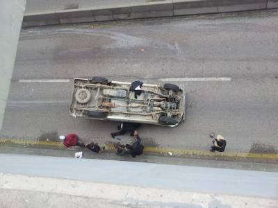 انقلاب سيارة في نفق الدوار السابع .. صور