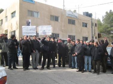 عاملون في زراعة الطفيلة يواصلون اعتصامهم وينفذون مسيرة