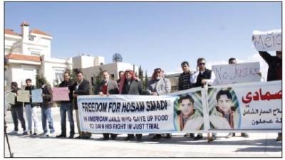 اعتصام أبناء عجلون أمام السفارة الأمريكية احتجاجا على ظروف اعتقال الصمادي