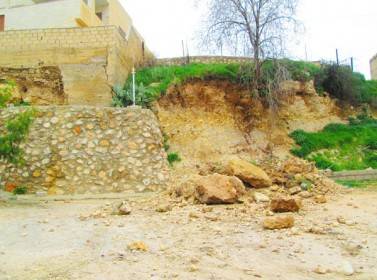 انهيارات صخرية بجانب مدرسة بجرش تهدد سلامة الطلبة