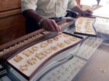 الذهب ينخفض 80 قرشا للغرام في السوق المحلية