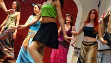 استشارييطالبالسعودياتبالرقصلأزواجهنولوعلىوقعالأناشيد.