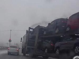 بالفيديو.. حادث مروع لشاحنة محملة بالسيارات تصطدم بأعمدة الكهرباء